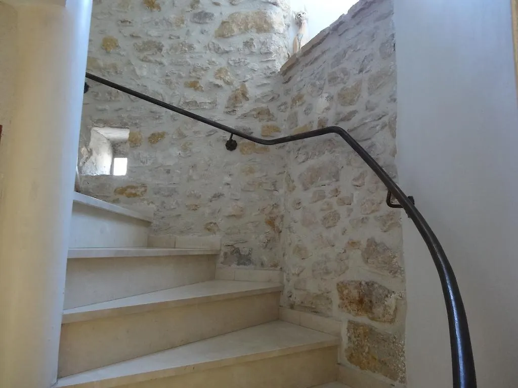 לינה וארוחת בוקר סאלבה La Vieille Tour